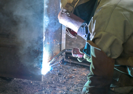 金属部品の溶接を行う作業の様子