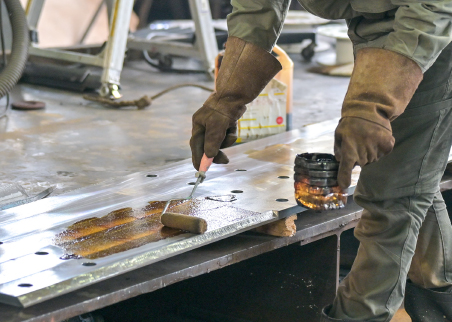 鉄製品に塗装を施す作業の様子