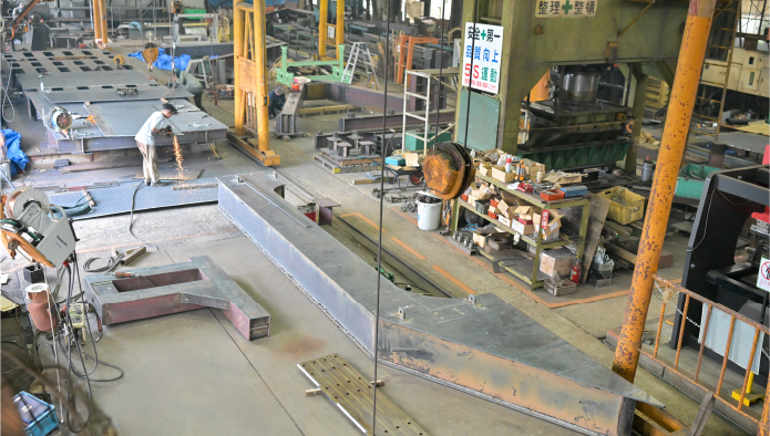 協同組合内で連携して金属加工を行う作業現場