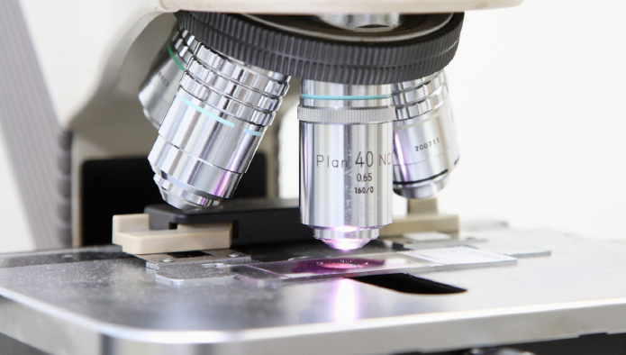 金属材料の成分分析や強度試験を行う検査のイメージ