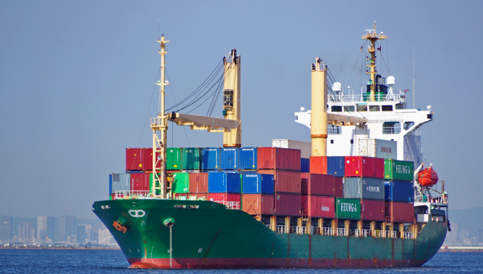 海外から鋼材を調達している様子のイメージ