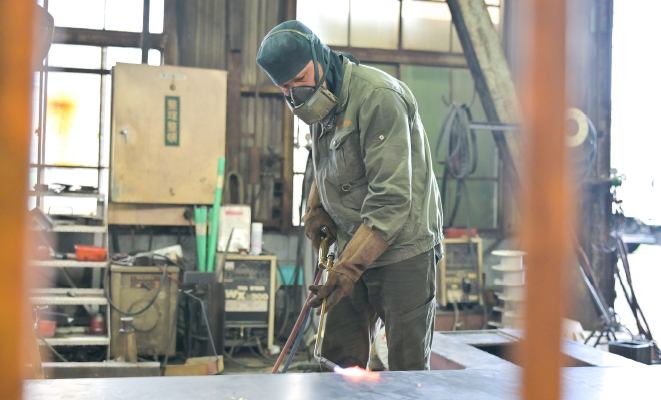 製缶部リーダーW.Hさんによる溶接作業の様子